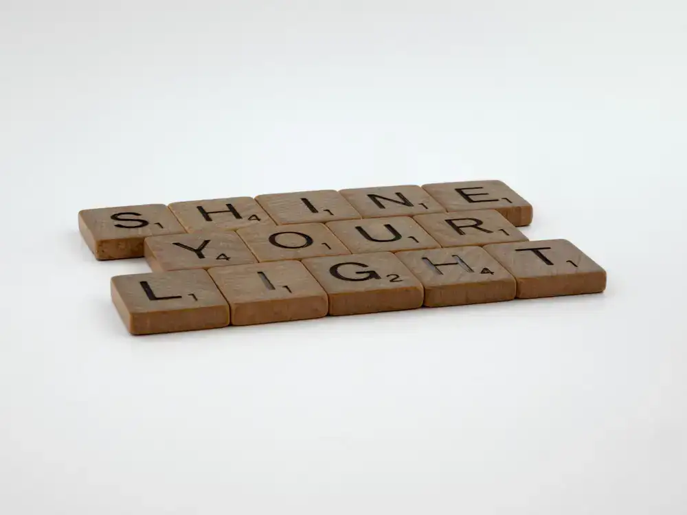 3D letters and puzzle blocks arranged in a dynamic cluster